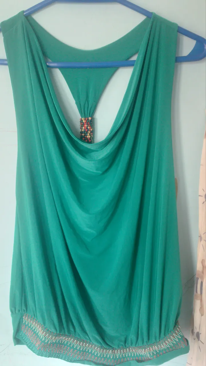 Musculosa verde esmeralda con detalle de mostacillas en el escote y en la cintura. Ideal para un look canchero y fresco.