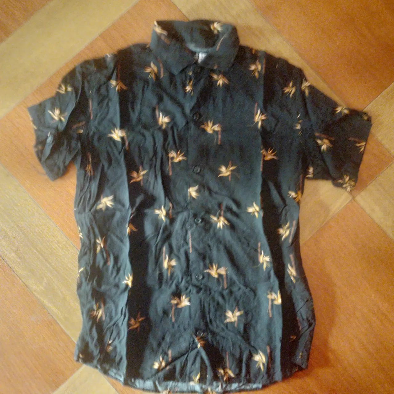 Camisa estampada de hombre, manga corta, ideal para un look relajado y veraniego. Perfecta para combinar con bermudas o jeans.