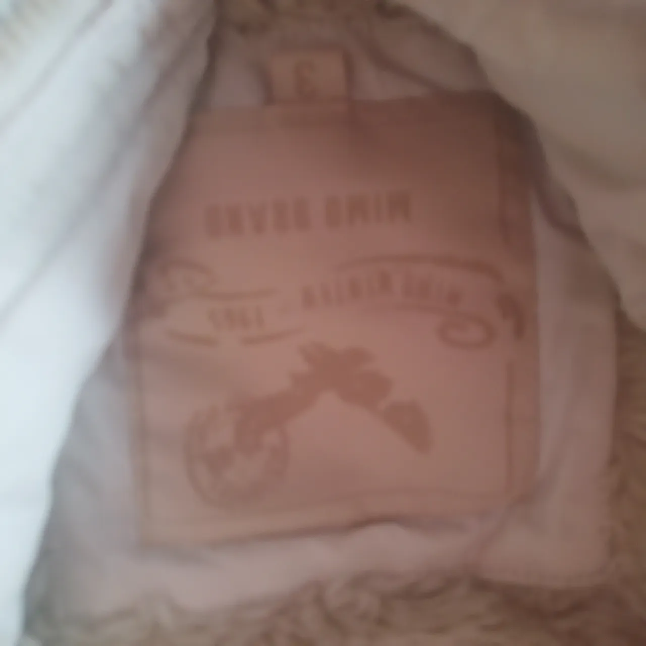 Conjunto de camperas de abrigo para bebé, ideales para mantener a los más pequeños abrigados en los días fríos. Incluye una campera azul marino con capucha y bolsillos frontales, una campera blanca con interior forrado en corderito y capucha, y una campera azul marino con capucha.