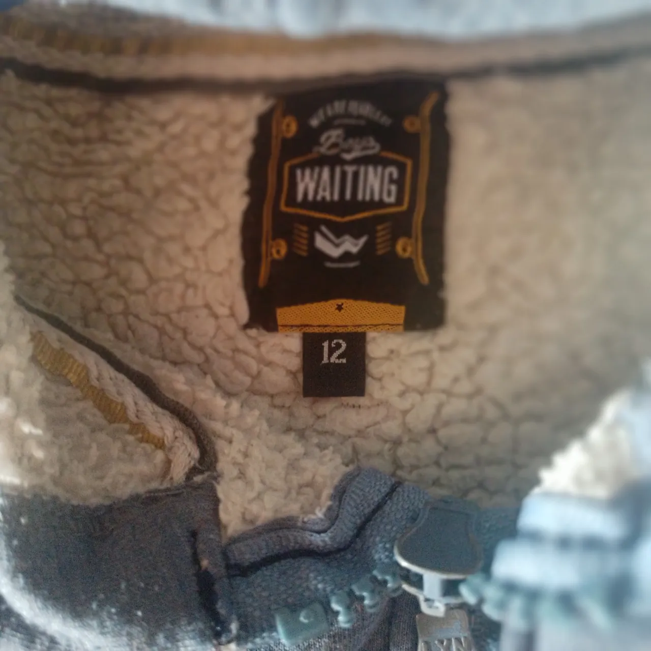 Buzo con capucha gris, ideal para el día a día o para actividades al aire libre. Su diseño moderno y cómodo lo convierte en una prenda versátil para cualquier ocasión.