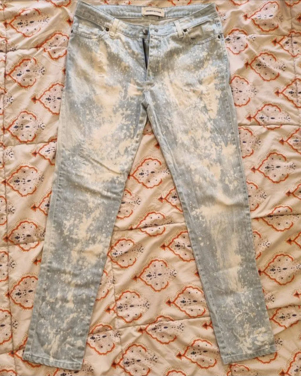 Jeans de mujer con efecto gastado y detalles en blanco. Talle 40, corte recto, ideal para un look casual y moderno.