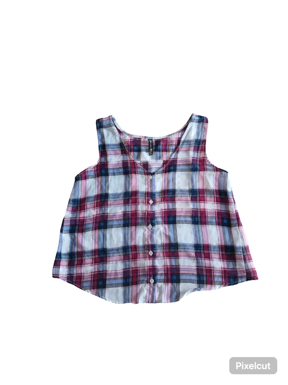 camisa sin mangas de mujer ,tela tipo gasa con estampado a cuadros en tonos rojos, blancos y azules. Diseño con botones frontales y espalda descubierta. Ideal para un look casual y fresco.