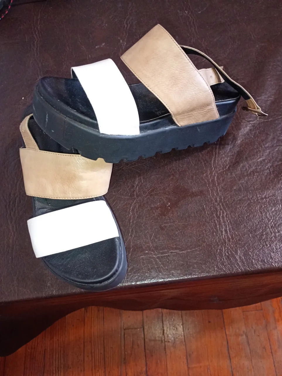 Sandalias de plataforma con tiras blancas y detalles en cuero color suela. Ideales para un look casual y moderno.