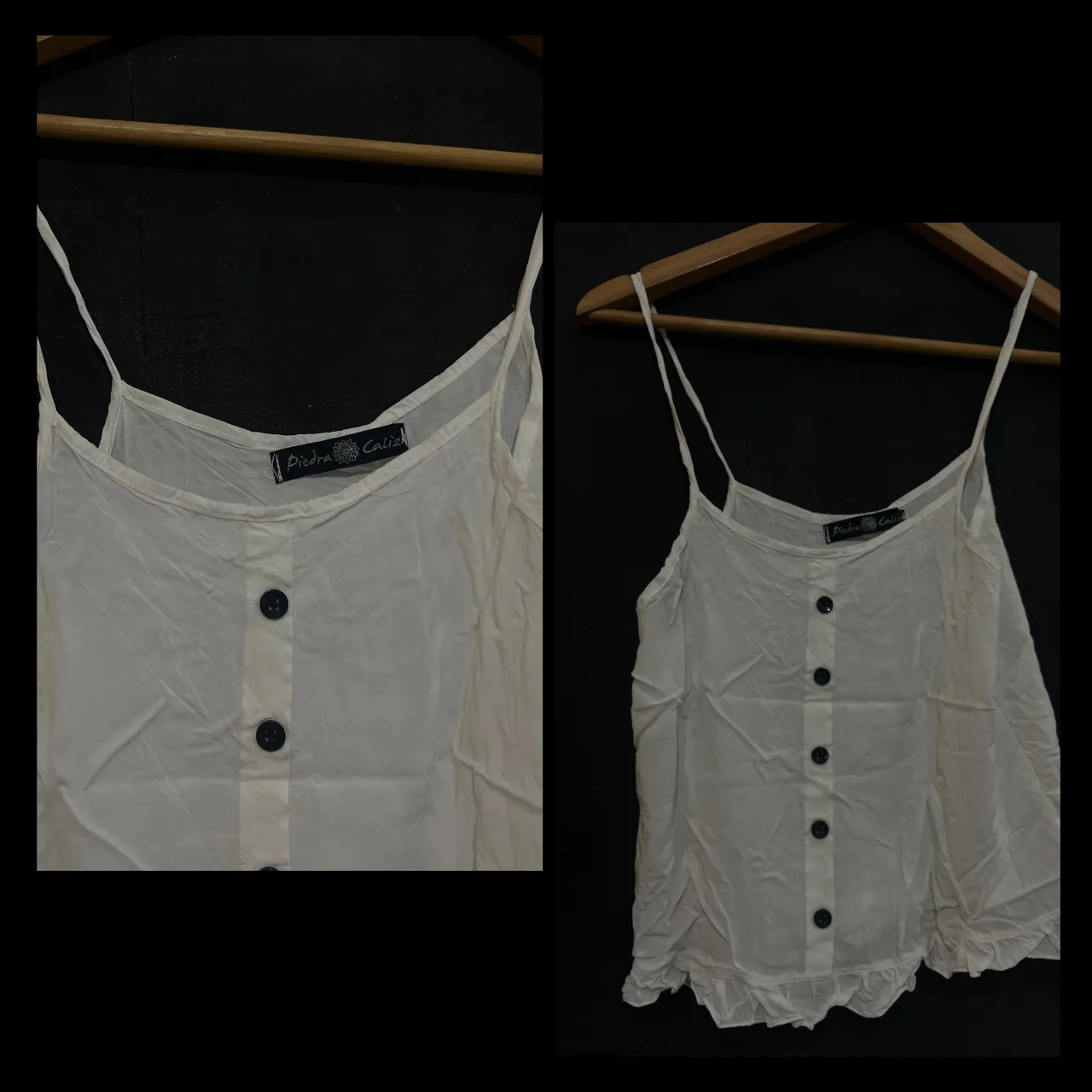 Musculosa blanca con tiras finas y botones negros al frente. Posee volados en el borde inferior.