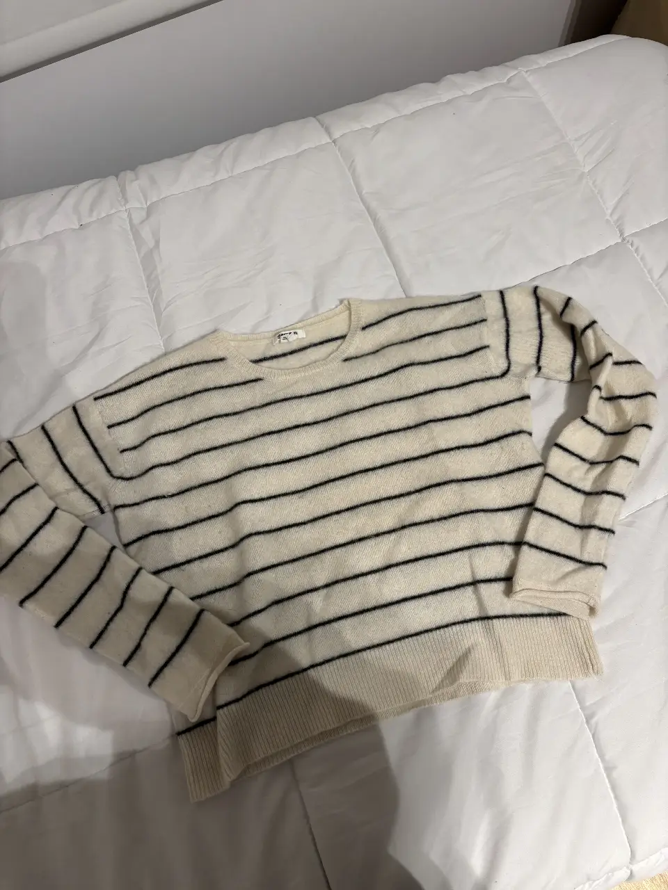 Sweater de mujer a rayas horizontales en color blanco y negro, de 100% cashmere. Ideal para un look casual y abrigado.