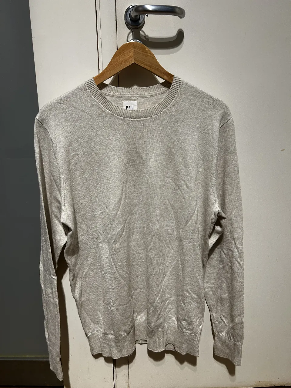 Sweater de hombre de la marca GAP, color gris claro, talle M. 
