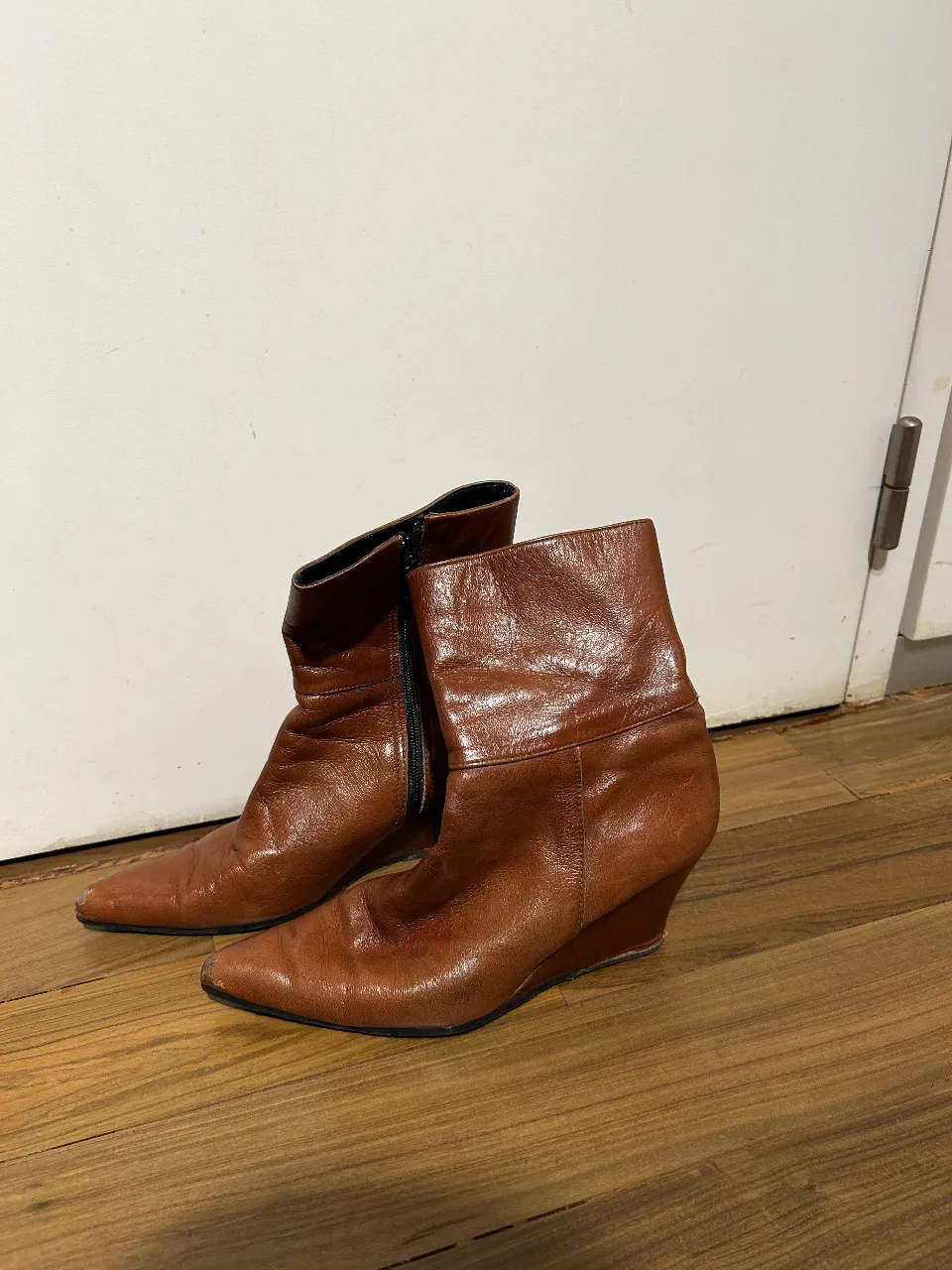 Botines de cuero marrón con taco tipo cuña. Cierre lateral con cremallera. Estilo vintage.