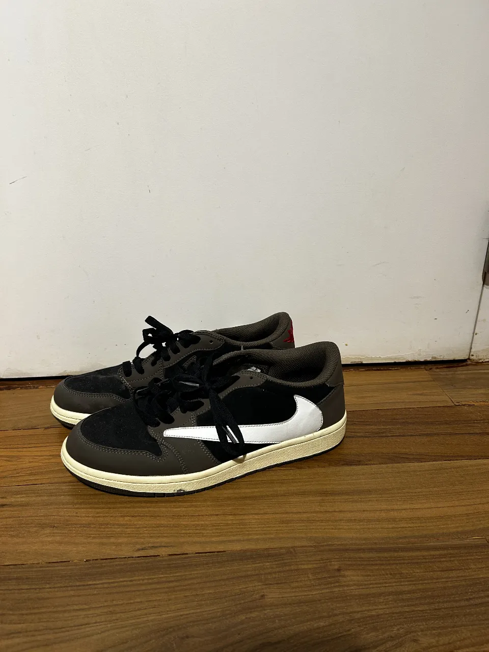 Zapatillas Nike Air Jordan 1 Low Travis Scott, color negro y blanco, talle 9.5 US. Diseño icónico y colaboración exclusiva.