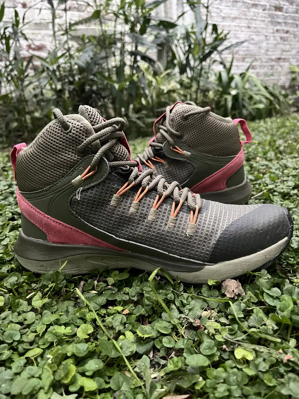 Botas de trekking Columbia impermeables para hombre, color verde con detalles en rosa. Ideales para actividades al aire libre.