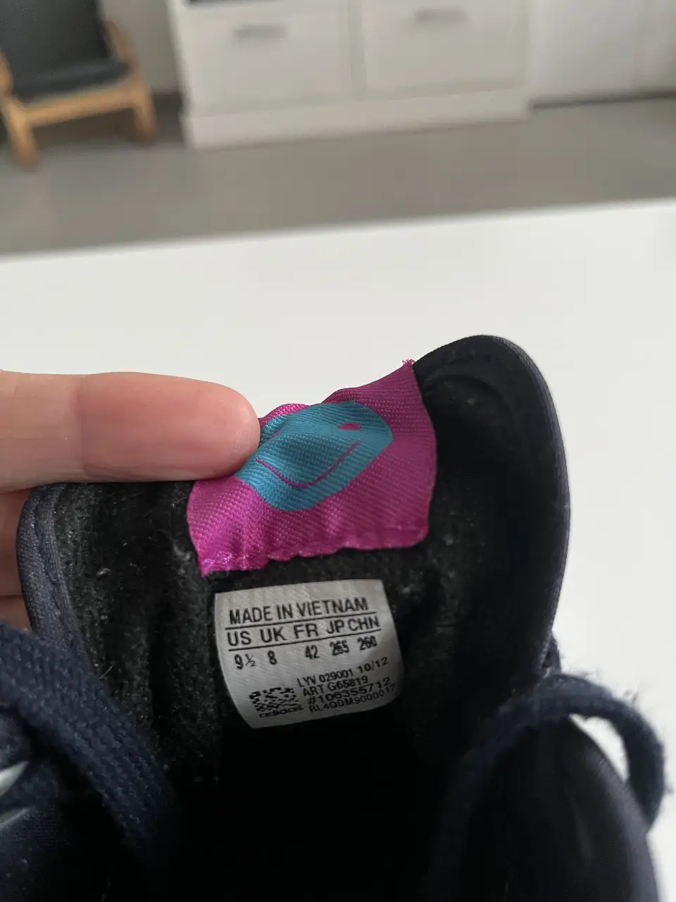 Zapatillas Adidas Azul con detalles en rosa y celeste, con cierre frontal y el logo de la marca. Talle 9.5 US, hechas en Vietnam.