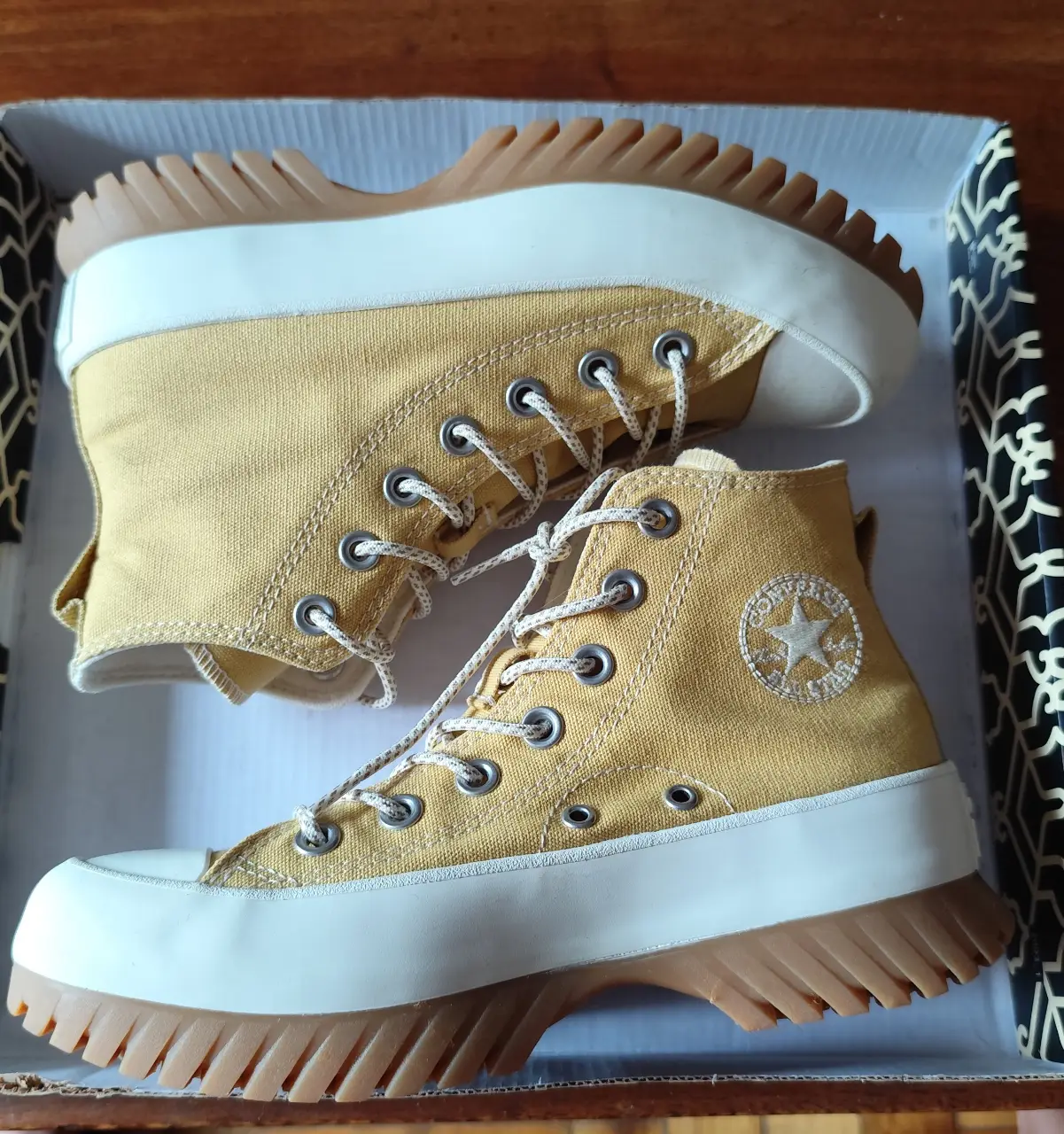Botas Converse Chuck Taylor All Star Lugged, amarillas con suela blanca y marrón. Tienen un diseño moderno y robusto, ideales para un look urbano y cómodo. Son  talle 36 arg (23 cm). Nuevas sin uso.