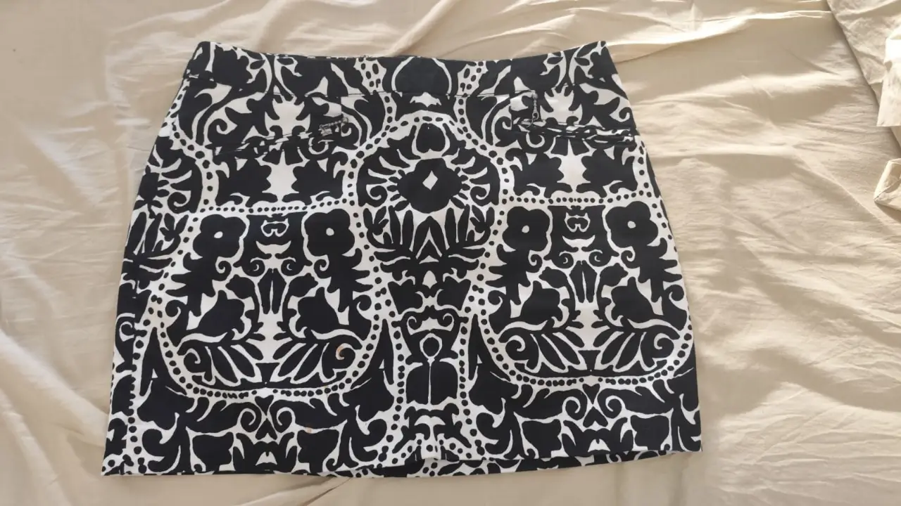 Pollera de mujer con estampado en blanco y negro. Talle 10 USA, equivalente a un L,  marca H&M. 