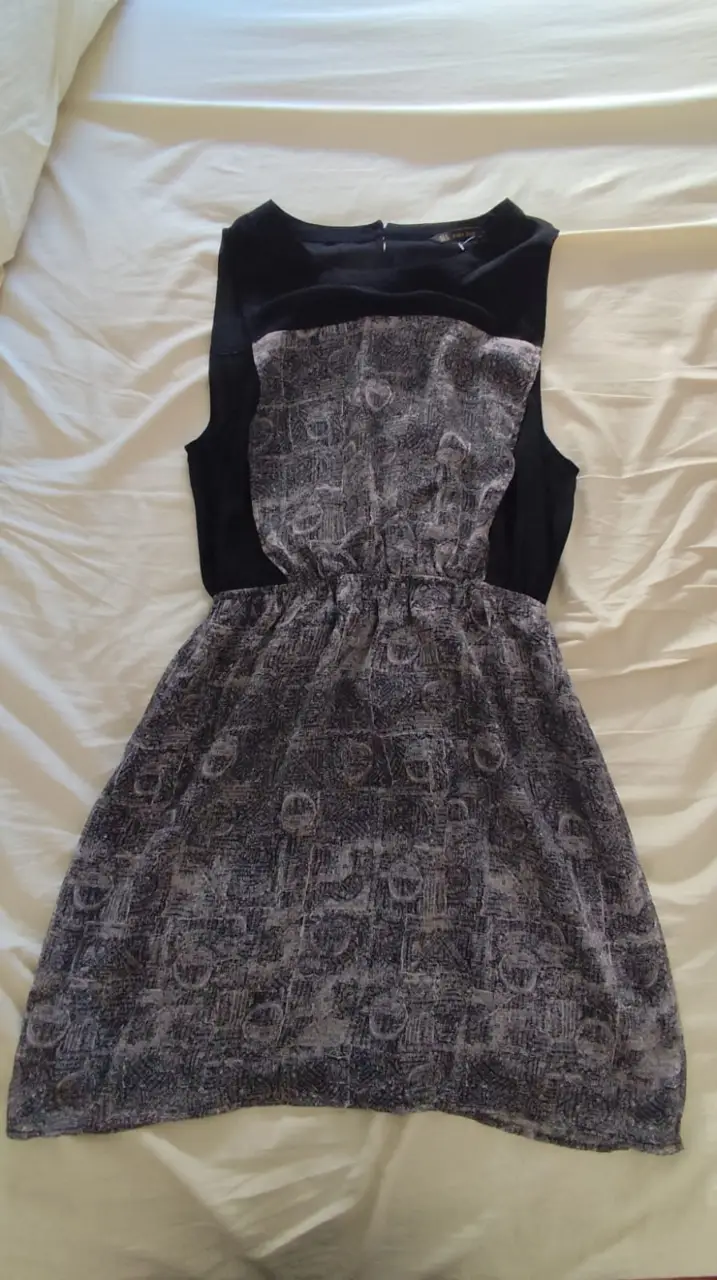 Vestido midi de mujer, con diseño estampado en la parte superior y falda. Ideal para un look casual y elegante.