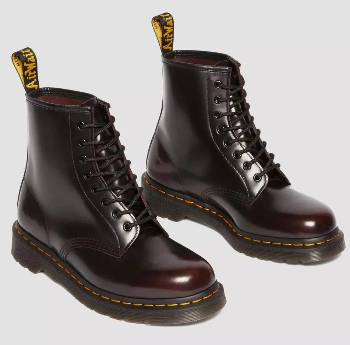 Borcegos Dr. Martens 1460 Cherry Red Arcadia, talle US 7, EU 38. Borcegos de cuero charolado color bordó con detalles de costura amarilla y suela de goma.
