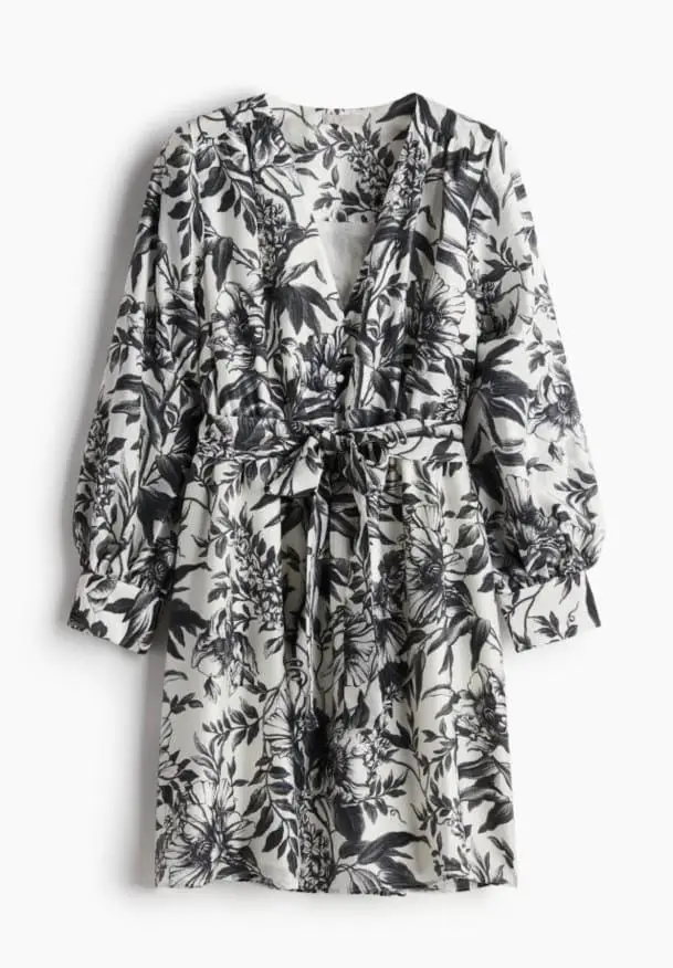 Vestido H&M, talle L suelto (es más un XL). No tiene el cinturón que se ve en las fotos que bajé de la pagina. Usado una sola vez. 