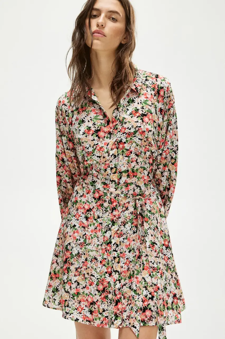 Vestido marca H&M midi floreado con botones y cinturón. Ideal para un look casual y fresco.