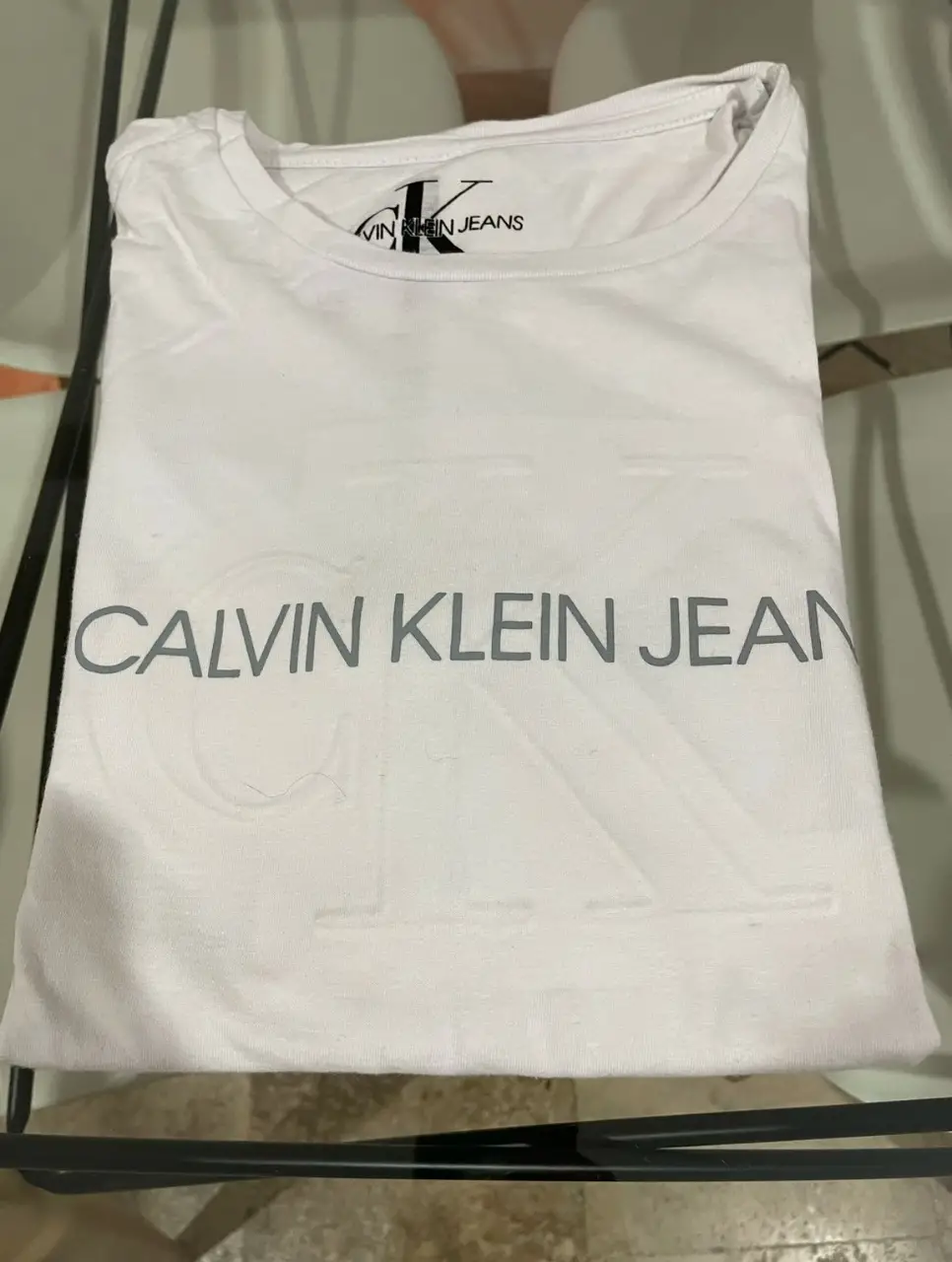 Remera Calvin Klein Jeans blanca, de corte clásico y manga corta. Con el logo de la marca estampado en el frente. Ideal para un look casual y moderno.