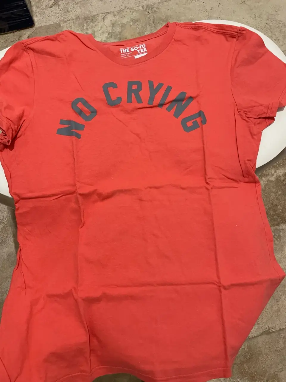 Remera Adidas naranja con estampado "NO CRYING" en gris. Talle L. Ideal para un look casual y deportivo.