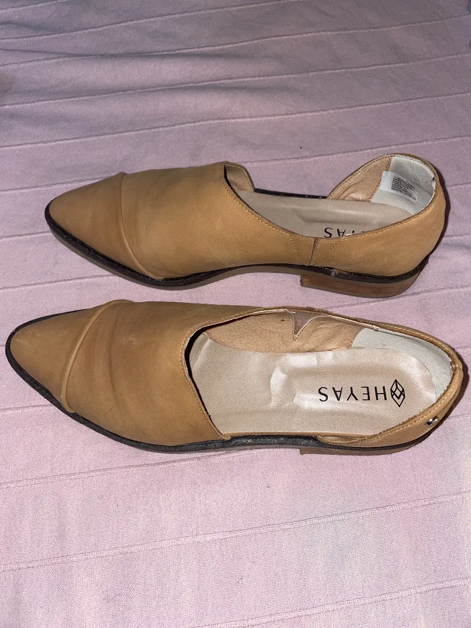 zapatos Heyas color marrón claro, con diseño de punta fina y detalle de corte lateral. Ideales para un look casual y cómodo.