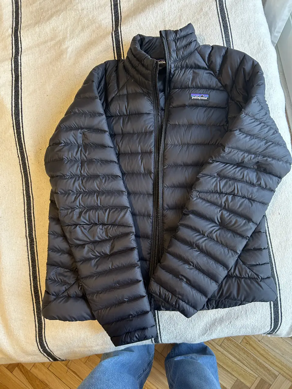 Campera de pluma negra Patagonia nueva sin uso, ideal para el invierno. Abriga y es liviana, perfecta para actividades al aire libre o uso diario. Diseño clásico y versátil.