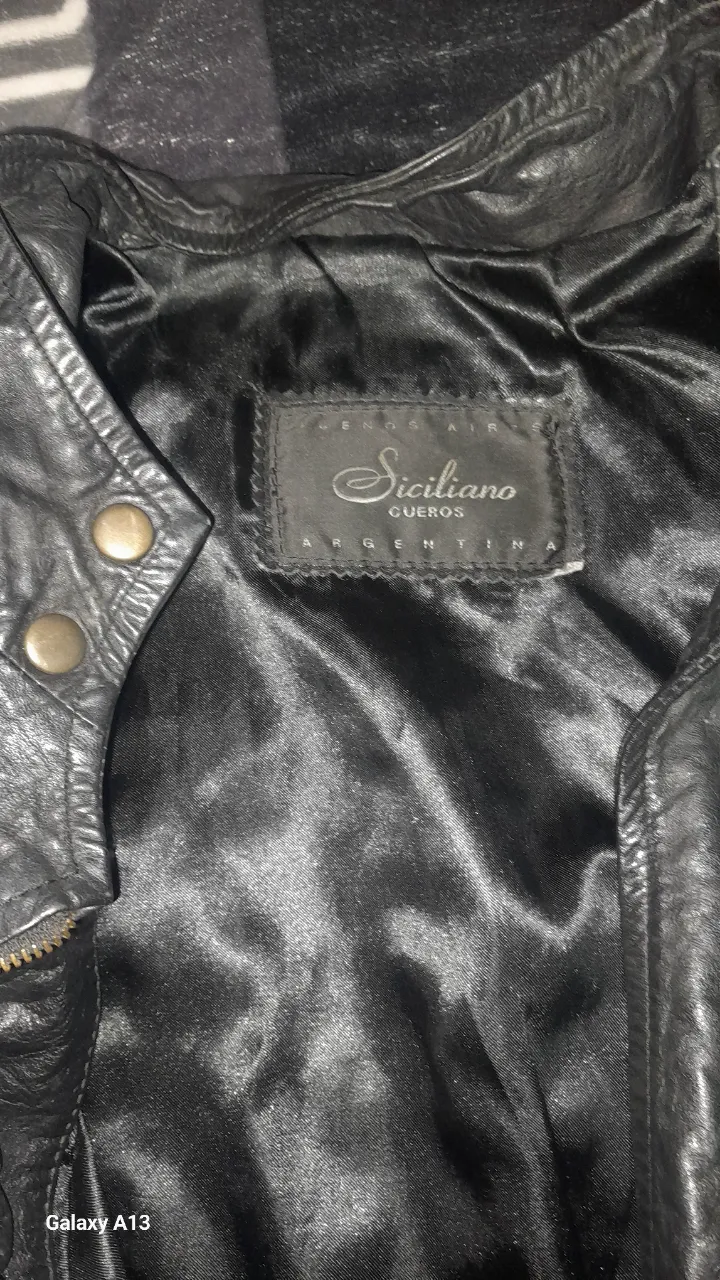 Campera de cuero negra estilo biker, con cierre y detalles de botones dorados. Ideal para un look rocker y canchero.