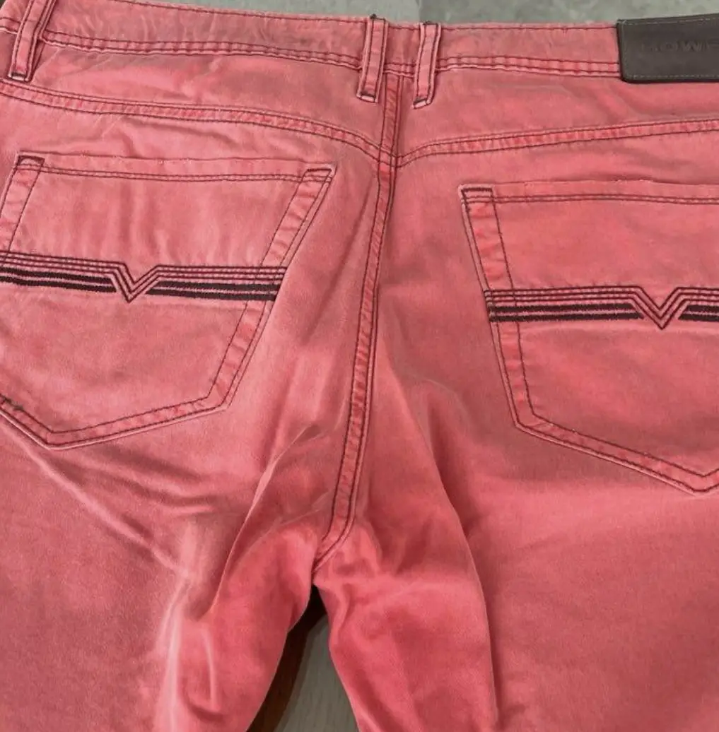 Pantalón de jean recto color rosa Bowen, con detalles de costuras en contraste y bolsillos traseros con diseño. Ideal para un look casual y moderno.