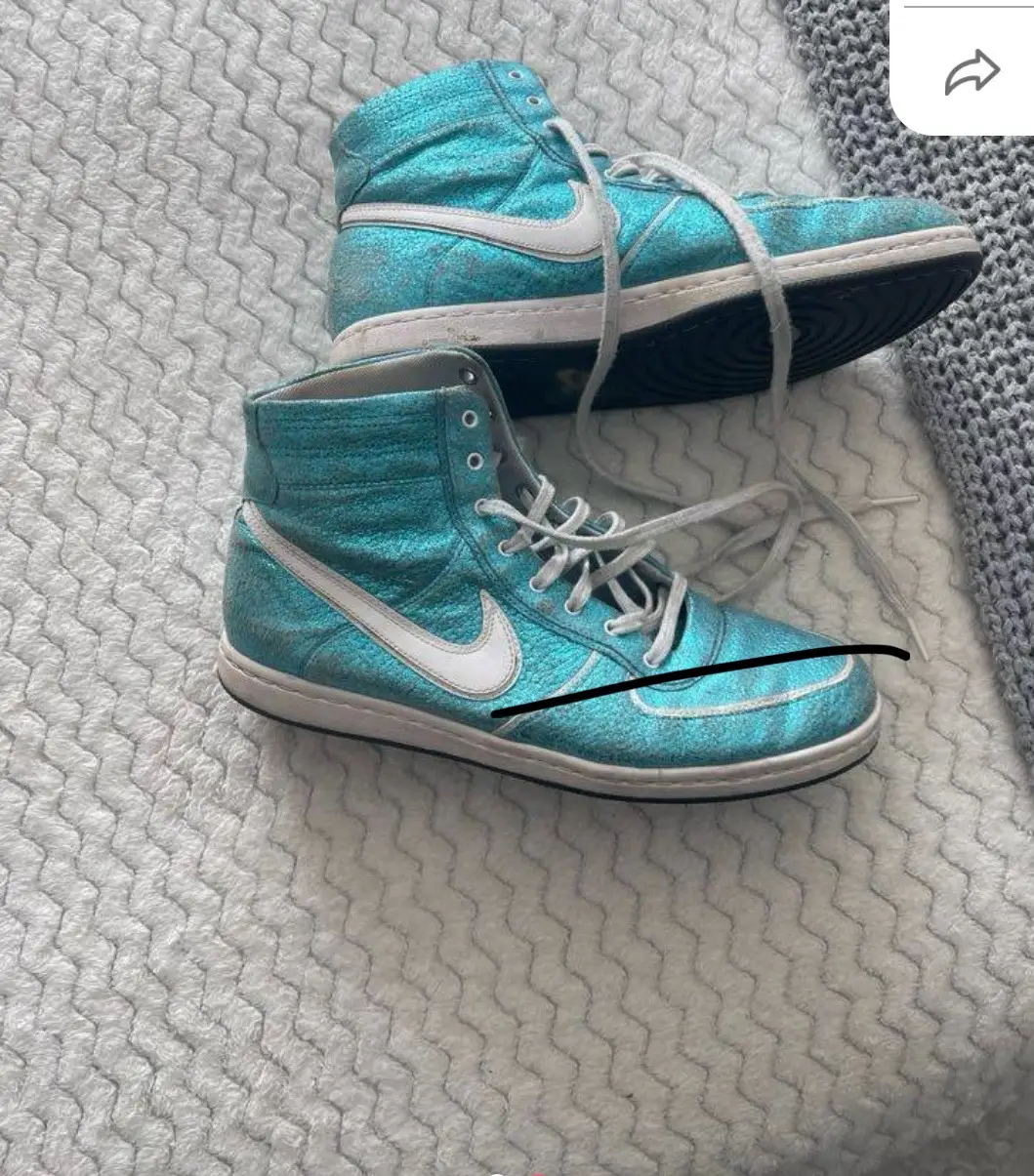 Zapatillas Nike altas de color turquesa con detalles en blanco. Ideales para un look urbano y con estilo.