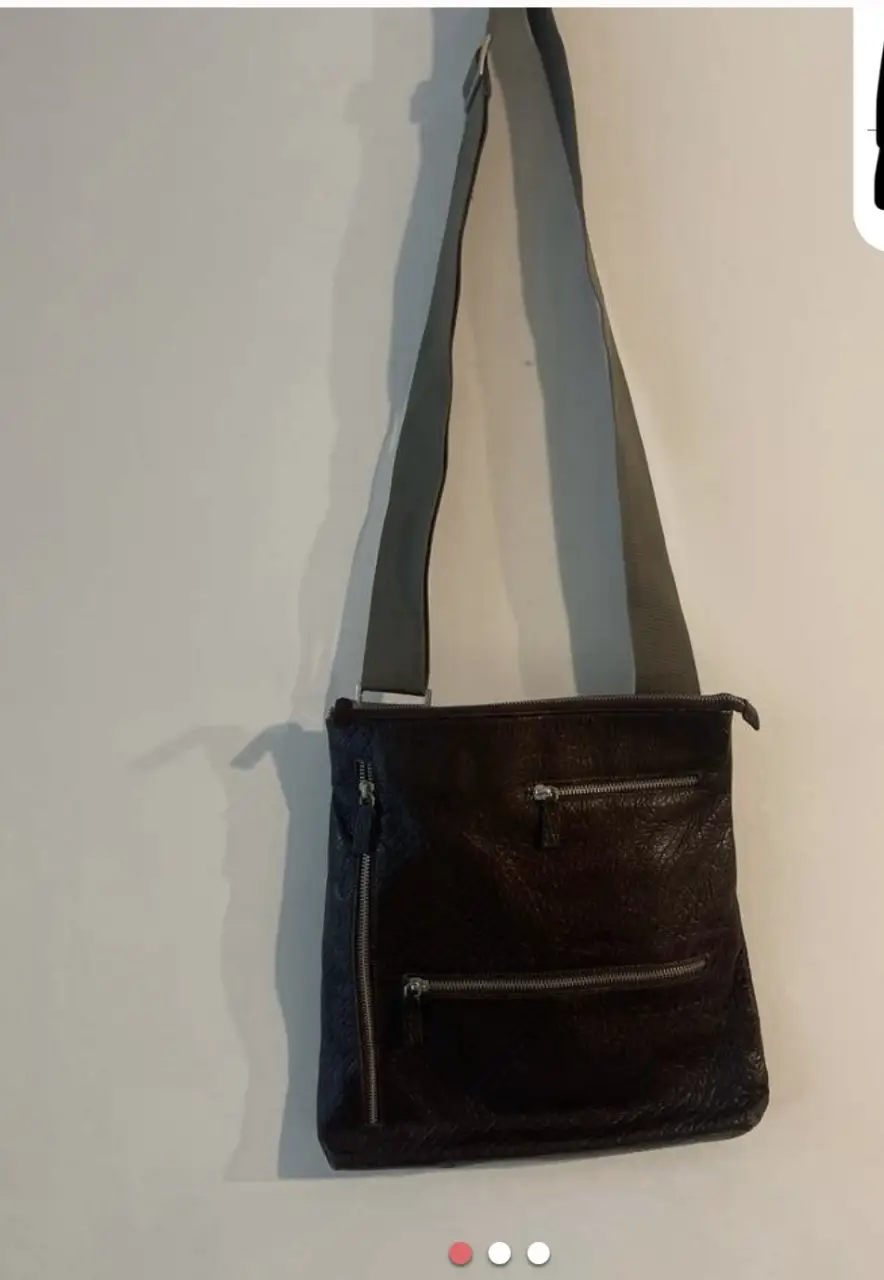Bandolera de cuero marrón oscuro con múltiples bolsillos con cierre. Ideal para uso diario.