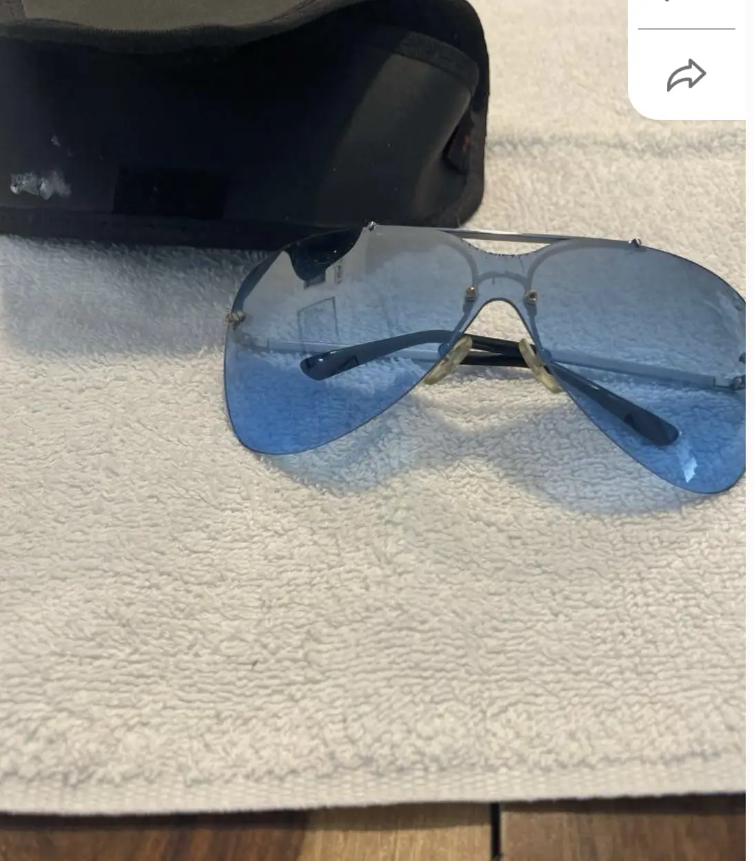 Anteojos de sol con marco plateado y cristales azules. Diseño aviador, ideales para un look moderno y con estilo.