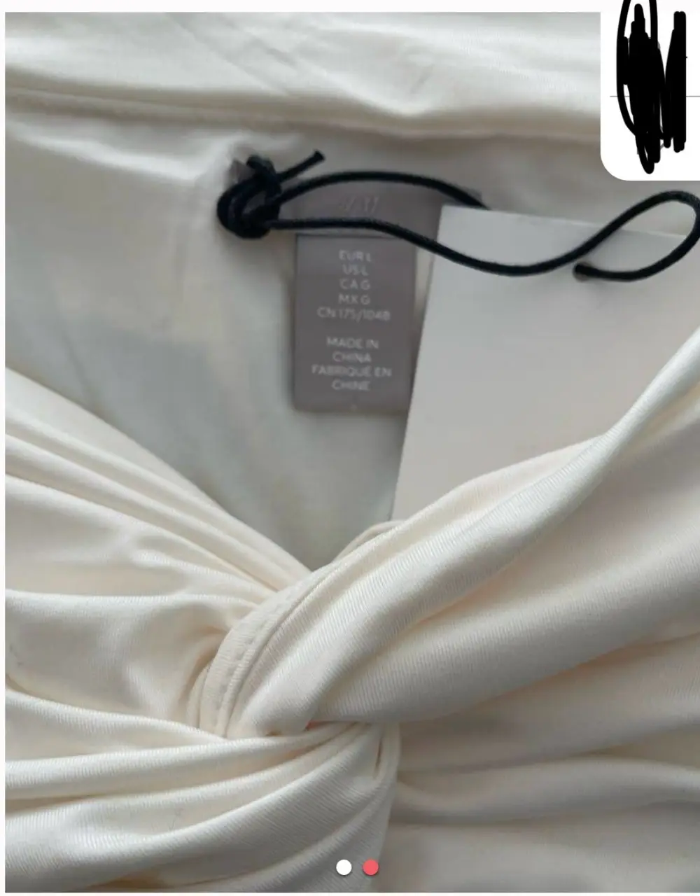 Blusa blanca con detalle de nudo en el frente, ideal para un look elegante y sofisticado. Confeccionada en un tejido suave y fluido, perfecta para combinar con pantalones de vestir o faldas.