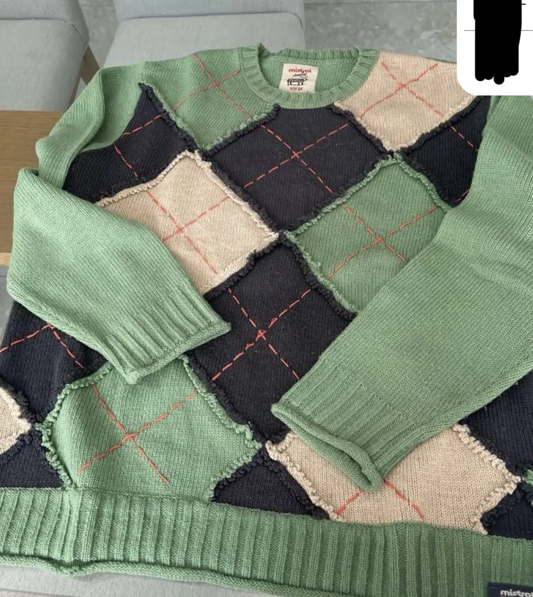 Sweater de hombre con diseño argyle en tonos verdes, negro y beige. Ideal para un look casual y con estilo.