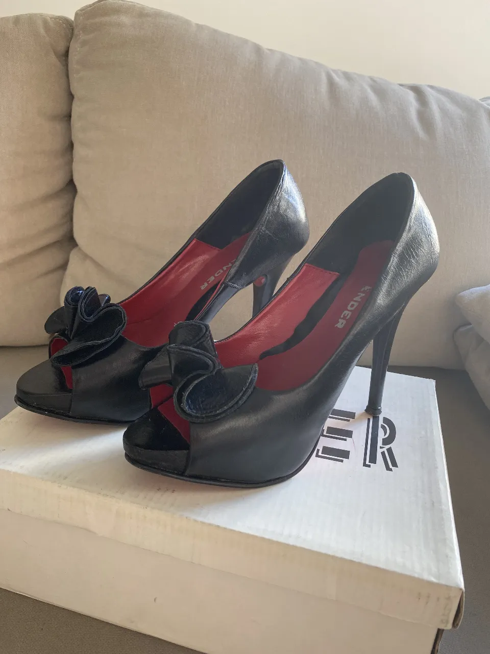 Elegantes zapatos de taco alto para mujer, color negro con detalle de moño en la punta. Ideales para fiestas y eventos especiales.