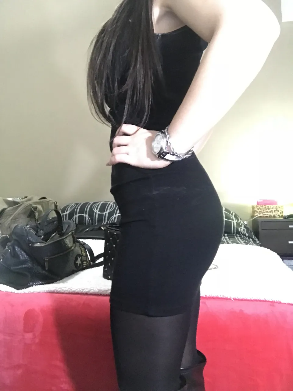 Vestido negro ajustado, ideal para una salida nocturna o evento especial. Diseño elegante y versátil, perfecto para combinar con accesorios y crear diferentes looks.