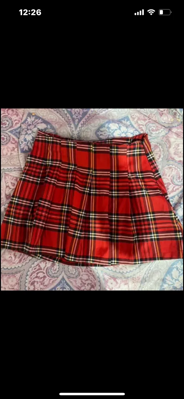 Pollera escocesa roja, ideal para un look Y2K o preppy. Perfecta para combinar con bucaneras o zapatillas.