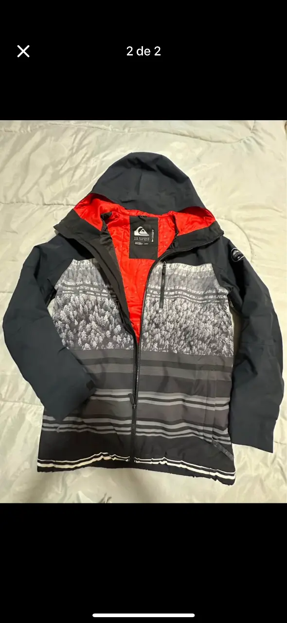 Campera de ski Quiksilver para hombre, con capucha, cierre frontal y diseño estampado. Ideal para la nieve y el invierno.