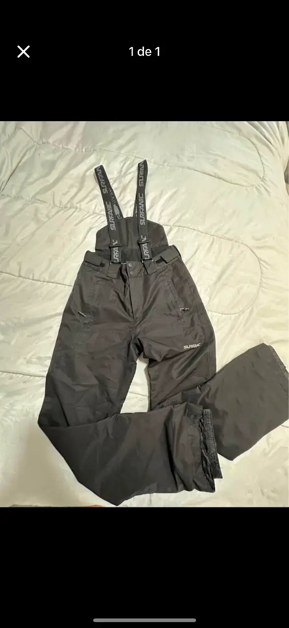 Pantalón de esquí negro para hombre, con tirantes ajustables y el logo de la marca SURFANIC. Ideal para la nieve y deportes de invierno.