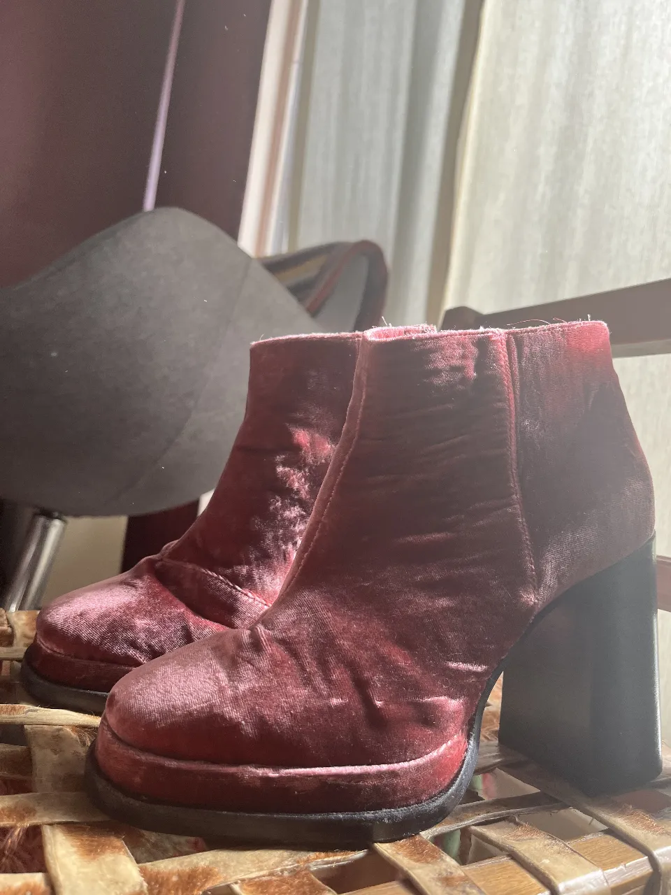 Botines de terciopelo color borgoña con taco ancho y plataforma. Ideales para darle un toque sofisticado a cualquier look.