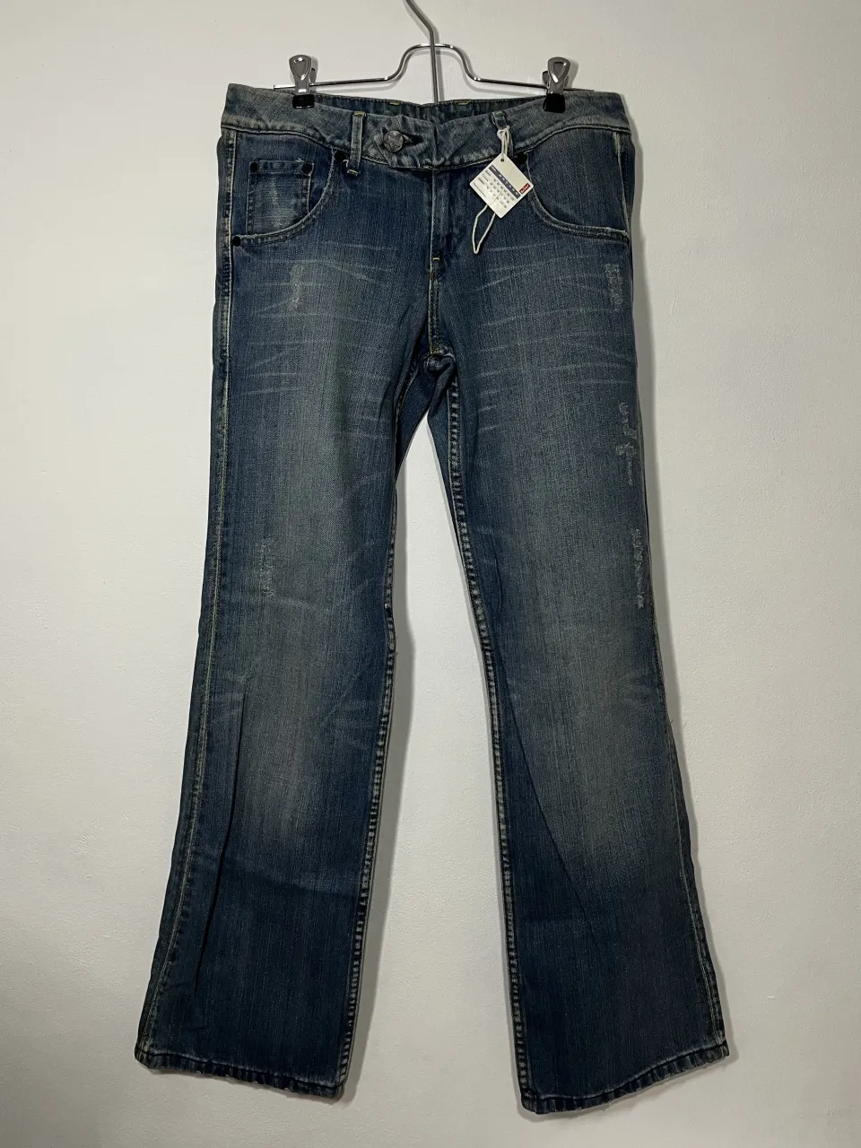 ¡Imprescindibles jeans Levi's! Un clásico que nunca pasa de moda, perfectos para darle un toque cool a tu look diario. Su corte moderno y el lavado desgastado le dan un estilo único. Ideales para combinar con todo. tiro bajo. 