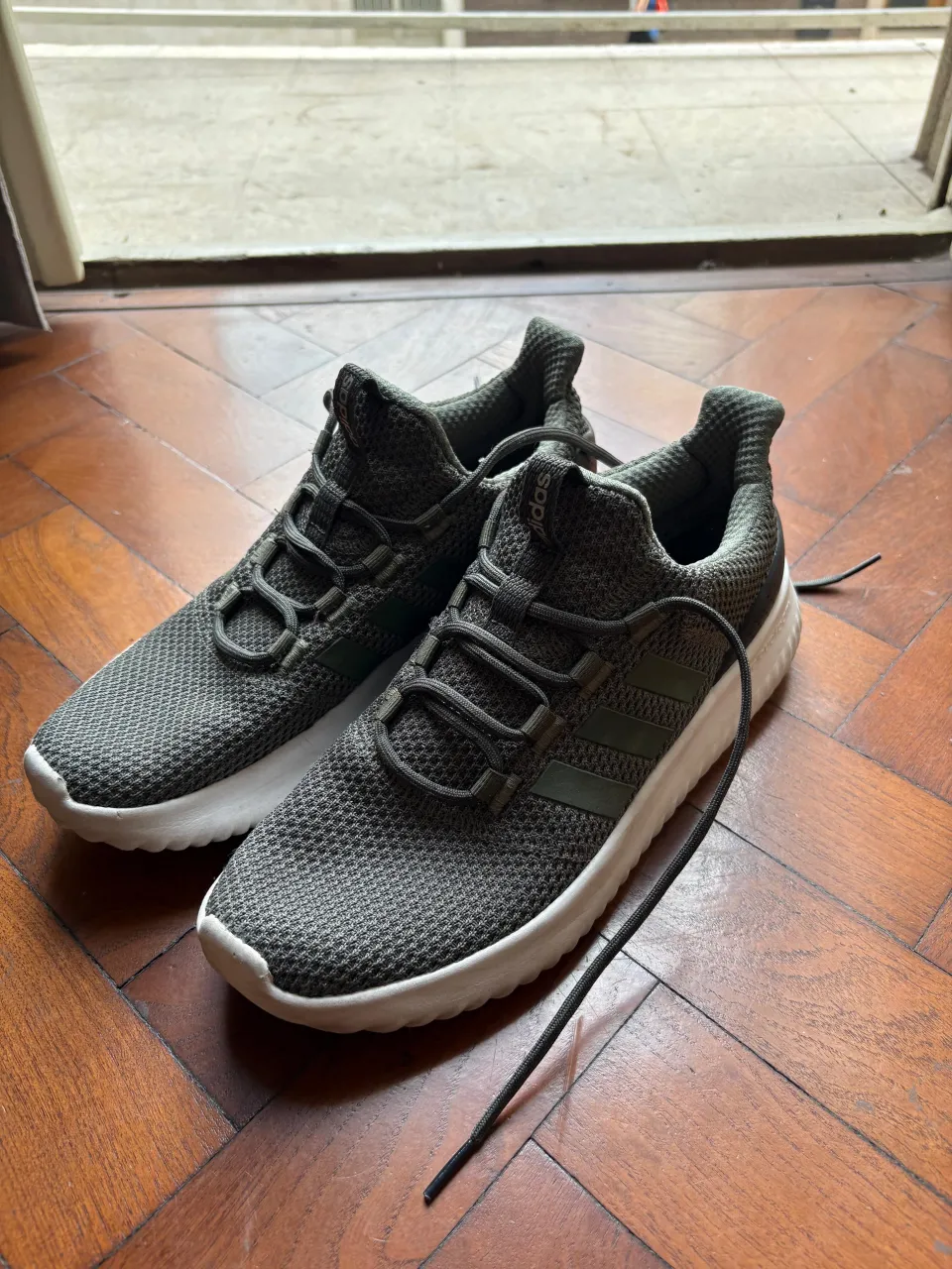Zapatillas deportivas Adidas, color gris oscuro con detalles en verde. Ideales para running o uso diario. Muy cómodas y livianas.
talle 41 arg/ 8,5 us