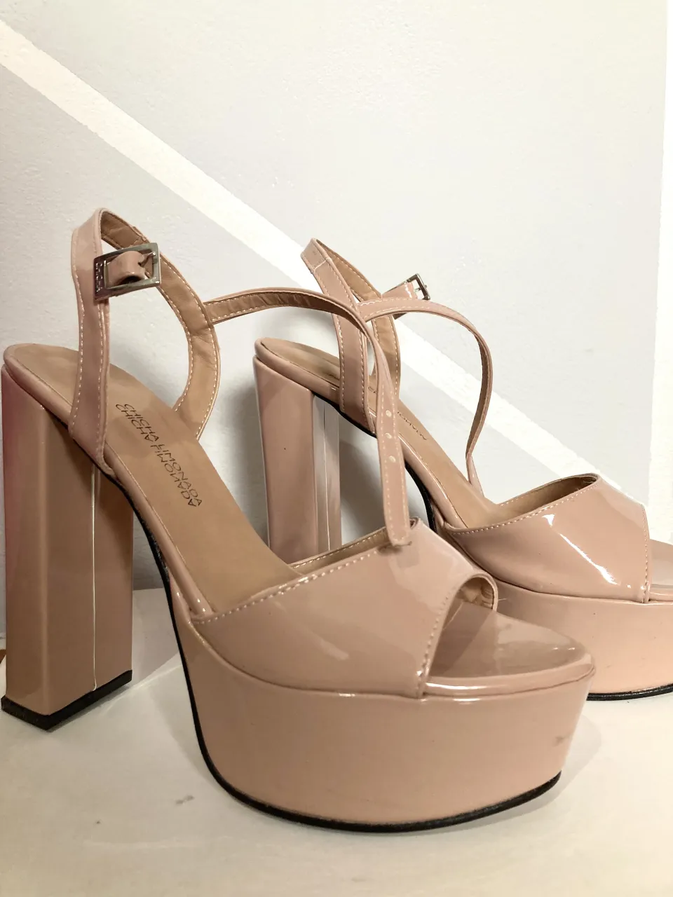 Sandalias de plataforma con taco alto y tiras finas. Perfectas para darle un toque glamoroso a tu look de fiesta o salida.