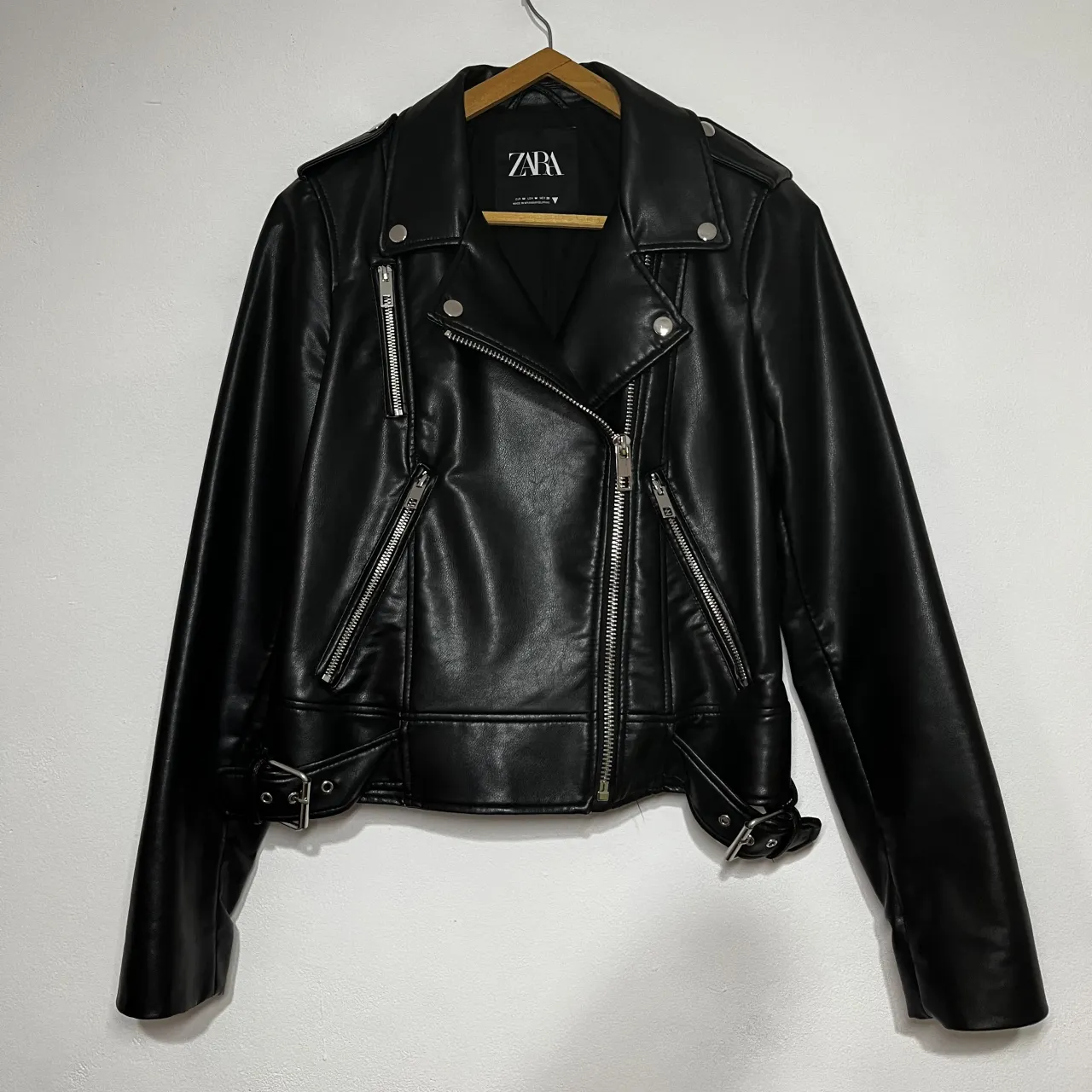 Campera de cuero negra estilo biker, con cierre al frente y bolsillos con cierre. Un clásico que no puede faltar en tu guardarropa.
