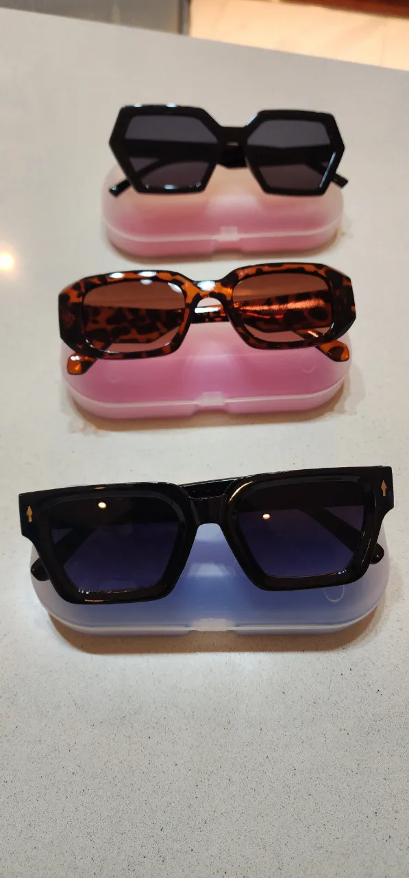 Lentes de sol súper cancheros, ideales para completar cualquier look. Vienen en varios modelos y colores para que elijas tu favorito. ¡Perfectos para protegerte del sol con mucho estilo!