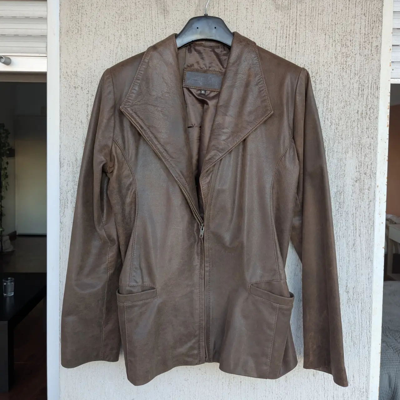 Campera de cuero genuino color marrón chocolate. Dice talle XL pero en verdad va para un M grande o L. Está muy bien conservada, único detalle en costura interna que fue cosida a mano para quedar funcional. La entrego con esa bolsa protectora