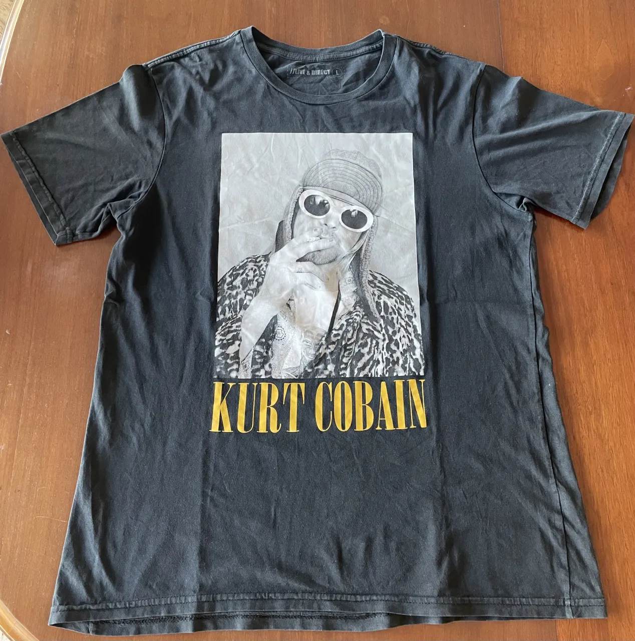 Remera negra con estampa de Kurt Cobain Cristobal Colon Talle L Usado 