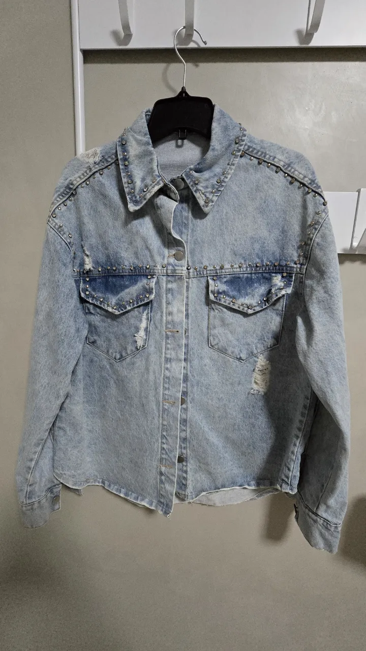 Campera de jean oversize con tachas y roturas. Un clásico renovado con detalles rockeros, ideal para darle un toque canchero a cualquier look. Perfecta para usar abierta o cerrada, combina con todo.