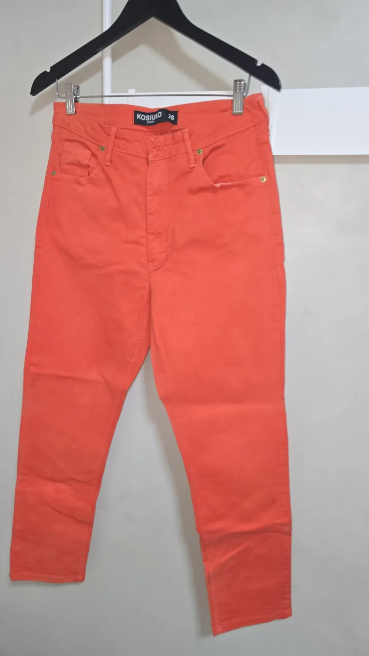 Jean tiro alto color naranja vibrante, perfecto para darle un toque de color a tu outfit. Ideal para un look casual y moderno.