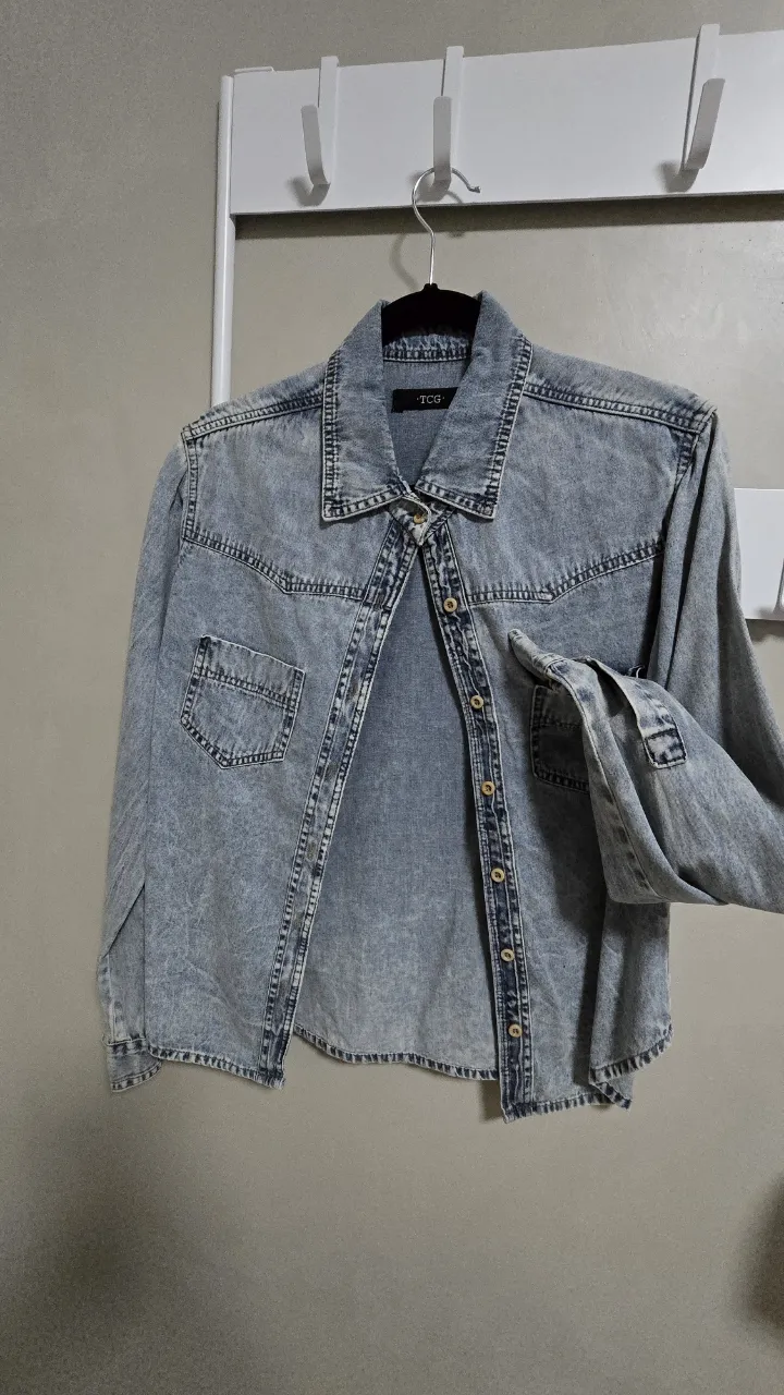 Camisa de jean con lavado súper canchera, ideal para darle un toque cool a cualquier outfit. Tiene botones al frente y bolsillos en el pecho.