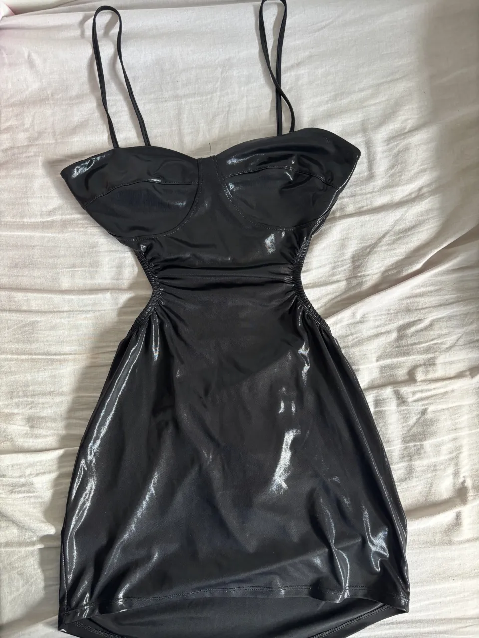 Vestido negro súper sensual, con recortes en la cintura y escote pronunciado. Ideal para una noche de fiesta o salida.