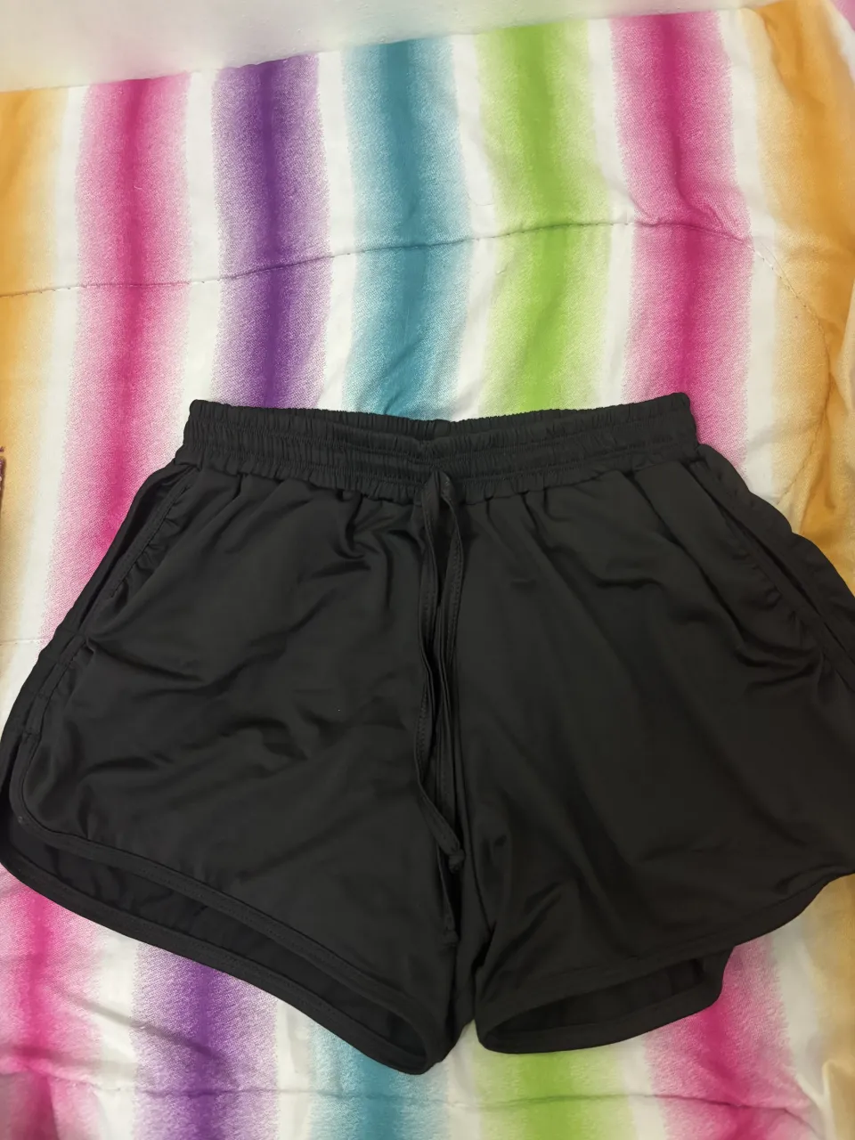 Shorts deportivos negros, ideales para entrenar o para un look casual y cómodo. Tienen cintura elastizada con cordón ajustable y un corte moderno que permite total libertad de movimiento.