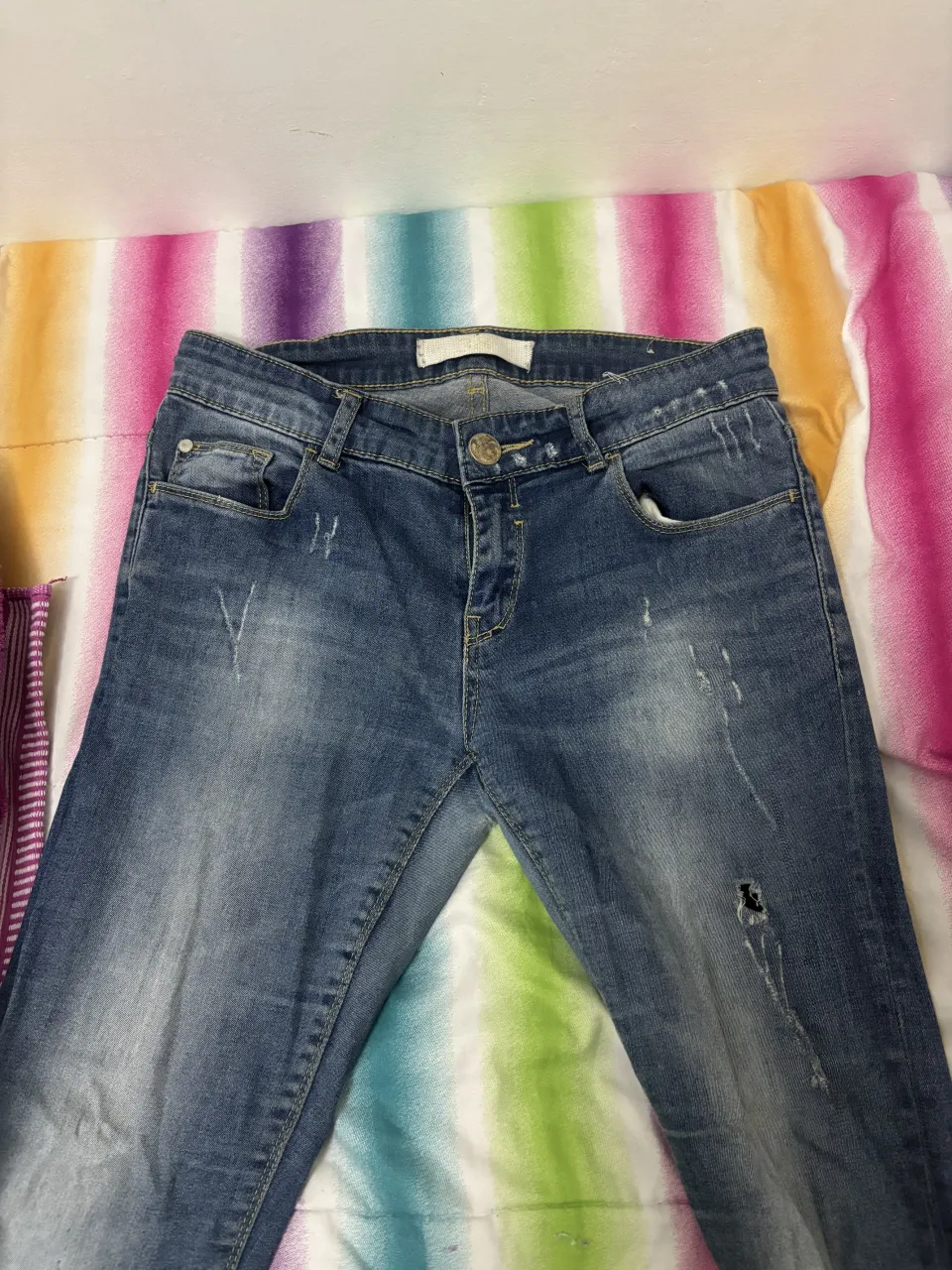 Jeans de tiro bajo con roturas y efecto desgastado. Un clásico que no puede faltar en tu guardarropa, perfectos para un look casual y canchero.